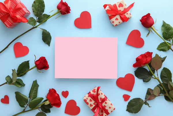 Composição Com Cartão Branco Flores Rosa Presentes Fundo Azul Celebração — Fotografia de Stock