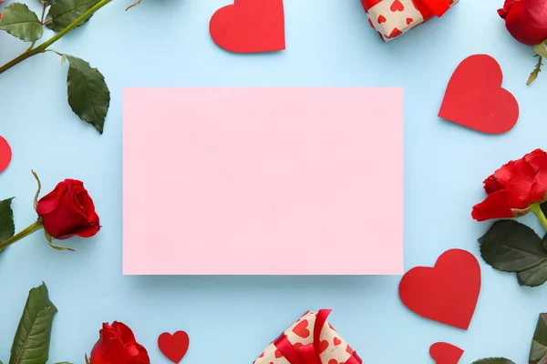 Композиція Пустою Карткою Рожеві Квіти Паперові Серця Синьому Фоні День — стокове фото