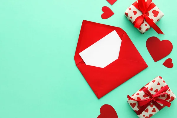 Composition Avec Enveloppe Carte Cadeaux Pour Saint Valentin Sur Fond — Photo