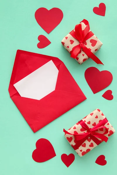 Composição Com Envelope Cartão Presentes Para Dia Dos Namorados Fundo — Fotografia de Stock