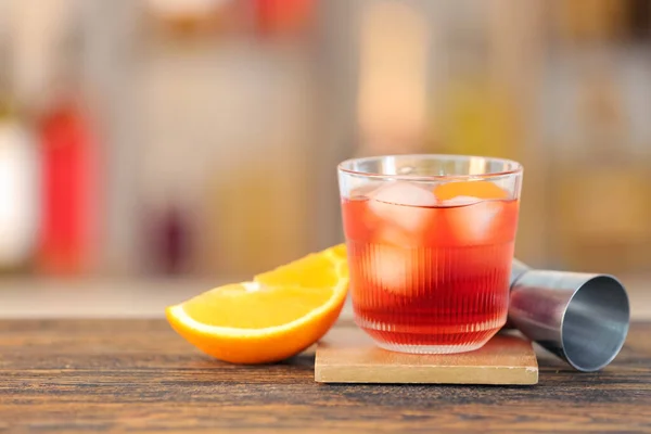 Glas Smakelijke Negroni Cocktail Tafel Tegen Wazige Achtergrond — Stockfoto