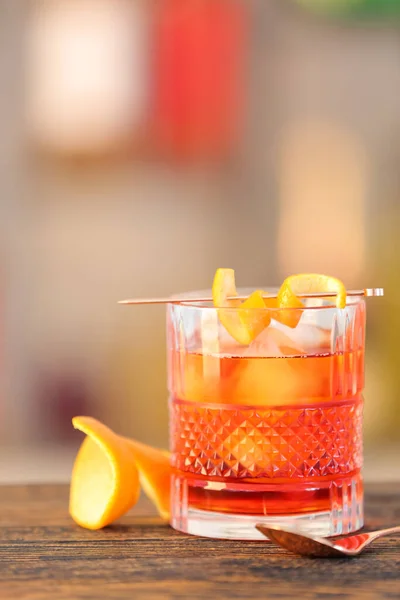 Glas Smakelijke Negroni Cocktail Tafel Tegen Wazige Achtergrond — Stockfoto