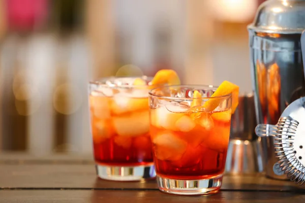 Glazen Smakelijke Negroni Cocktail Tafel Tegen Wazige Achtergrond — Stockfoto
