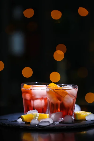 Verres Savoureux Cocktail Negroni Sur Table Sur Fond Flou — Photo