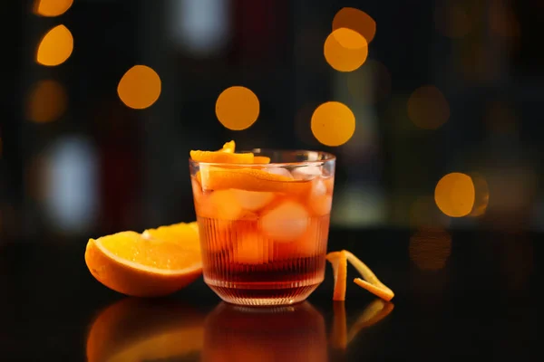 Ein Glas Leckerer Negroni Cocktail Auf Dem Tisch Vor Verschwommenem — Stockfoto