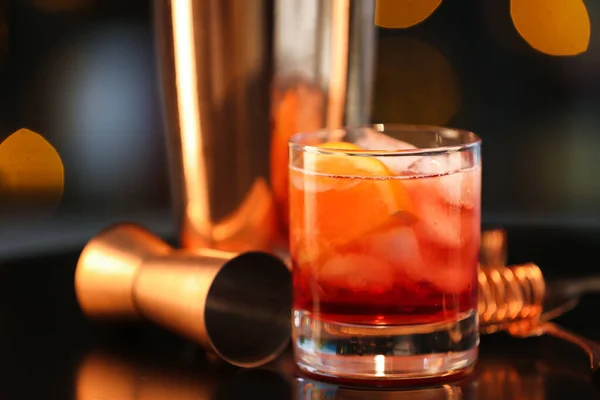 Glas Välsmakande Negroni Cocktail Och Mäta Kopp Bordet Mot Suddig — Stockfoto