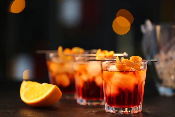 Bicchieri Gustoso Cocktail Negroni Sul Tavolo Sullo Sfondo Sfocato — Foto Stock