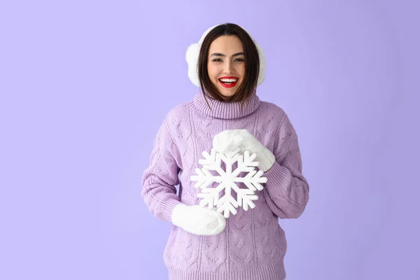 Mooie Jonge Vrouw Warme Trui Met Sneeuwvlok Kleur Achtergrond — Stockfoto