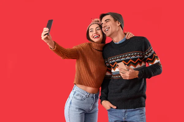 Feliz Pareja Joven Suéteres Calientes Tomando Selfie Fondo Color — Foto de Stock