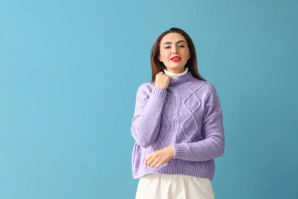 Mujer Joven Bonita Suéter Cálido Sobre Fondo Color —  Fotos de Stock