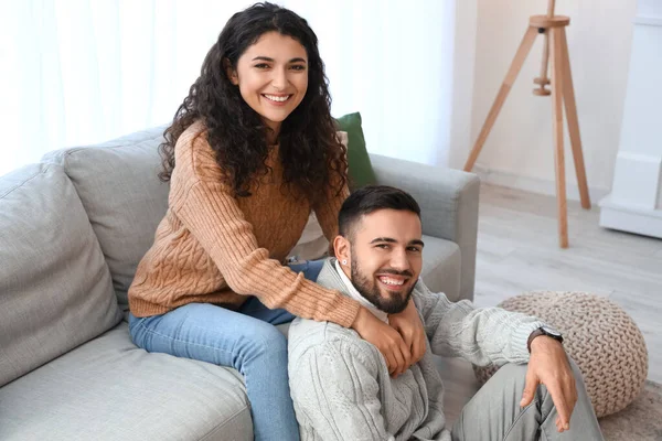 Feliz Joven Pareja Usando Suéteres Calientes Casa — Foto de Stock