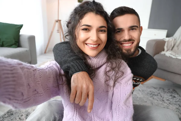 Glückliches Junges Paar Warmen Pullovern Macht Selfie Hause — Stockfoto