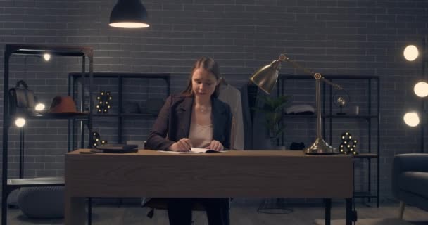 Karanlık Ofisteki Masada Çalışan Genç Moda Tasarımcısı — Stok video