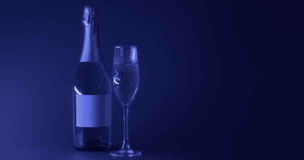 Glas Und Flasche Champagner Auf Blauem Hintergrund — Stockvideo