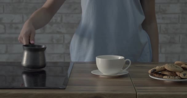 Ung Kvinna Gör Varmt Kaffe Köket — Stockvideo
