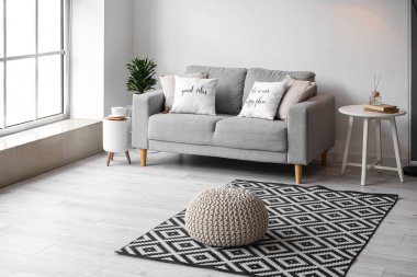 Masası, kanepesi ve puf olan ışık odasının içinde.