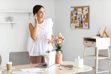 Ofiste çalışan kadın düğün organizatörü.