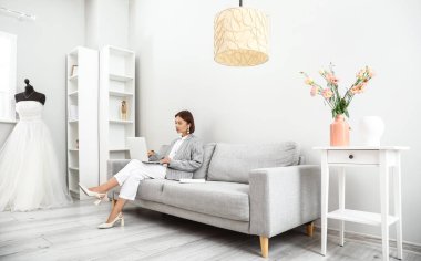 Ofiste çalışan kadın düğün organizatörü.