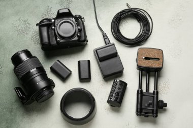 Masa arkasındaki fotoğraf ekipmanlarının üst görünümü