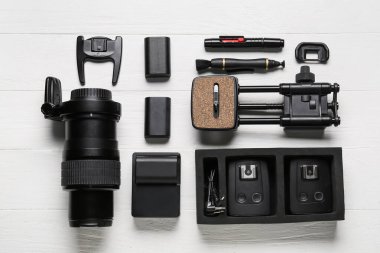 Işık tablosu arkaplanındaki fotoğraf ekipmanı, üst görünüm