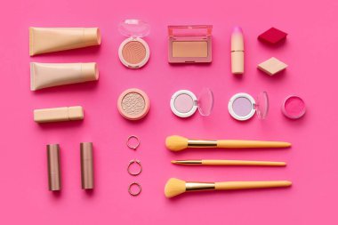 Pembe arka planda dekoratif kozmetik