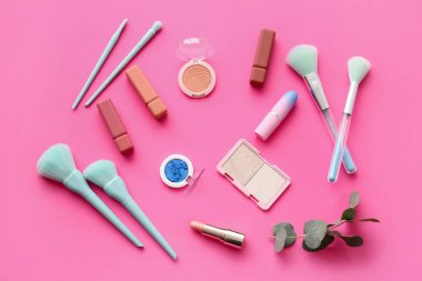 Pembe arka planda dekoratif kozmetik