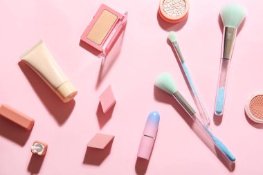 Pembe arka planda dekoratif kozmetik