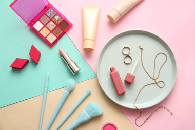 Renkli arka planda dekoratif kozmetik tabaka