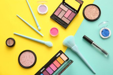 Renk arkaplanına makyaj malzemesi