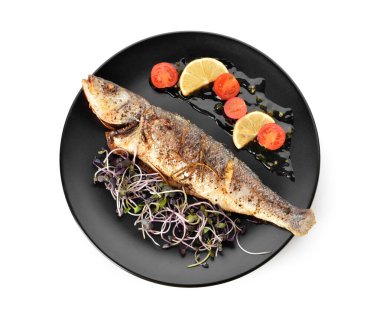 Beyaz arka planda lezzetli deniz otobüsleri, balık ve sebzeli tabak.