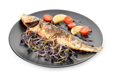 Beyaz arka planda lezzetli deniz otobüsleri, balık ve sebzeli tabak.