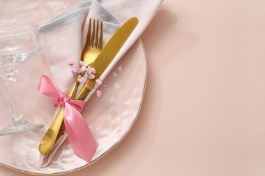 Pembe arkaplanda şık tablo ayarı