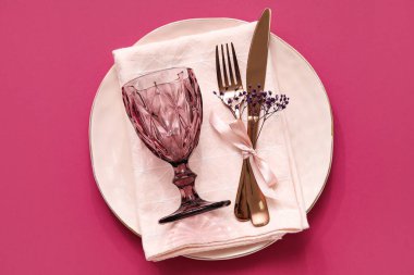 Pembe arkaplanda şık tablo ayarı