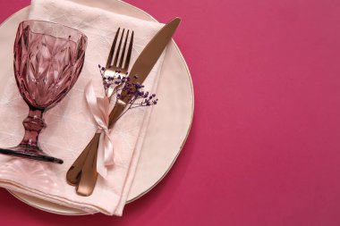 Pembe arkaplanda şık tablo ayarı