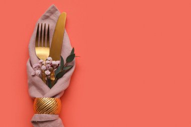 Renkli arka planda çiçekli şık çatal bıçak takımı