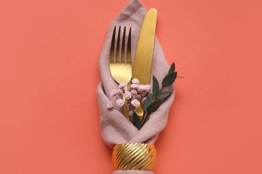 Renkli arka planda çiçekli şık çatal bıçak takımı