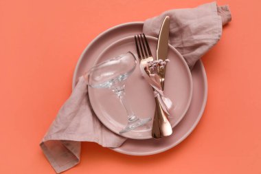 Şeftali arkaplanındaki şık tablo ayarları