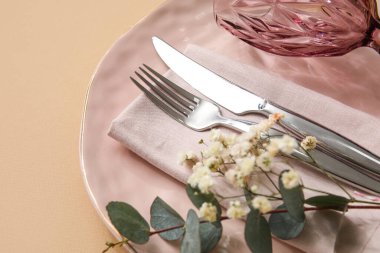 Bej arkaplanda şık tablo ayarı