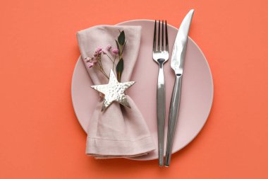 Şeftali arkaplanındaki şık tablo ayarları