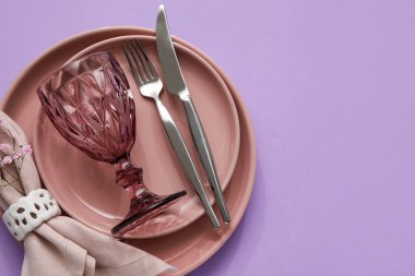 Mor arkaplanda şık tablo ayarı