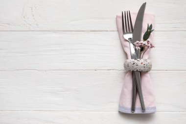 Hafif ahşap arka planda şık çatal bıçak takımı