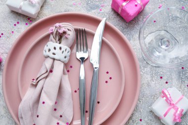 Açık grunge arkaplan üzerinde şık masa ayarları ve hediye kutuları