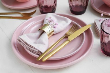 Şık masa düzenleme ve açık ahşap arka planda çiçekler