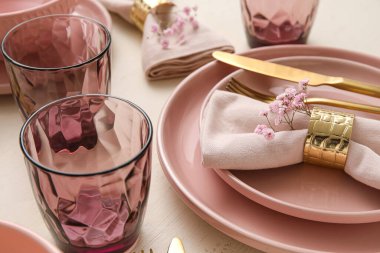 Şık masa düzenleme ve açık ahşap arka planda çiçekler