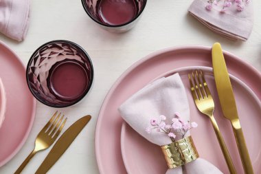 Şık masa düzenleme ve açık ahşap arka planda çiçekler