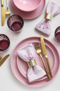 Şık masa düzenleme ve açık ahşap arka planda çiçekler