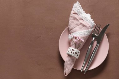 Kahverengi arkaplanda şık tablo ayarı