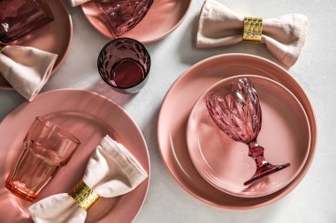 Açık arkaplanda gözlüklü şık masa ayarları