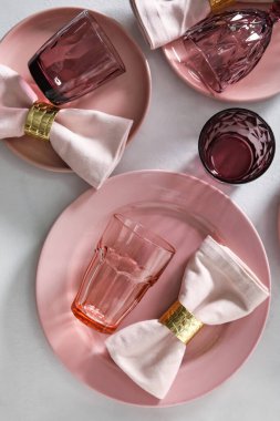 Açık arkaplanda gözlüklü şık masa ayarları