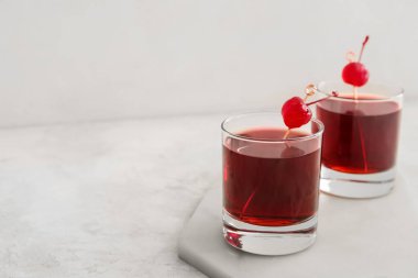 Hafif arka planda Manhattan kokteyli.